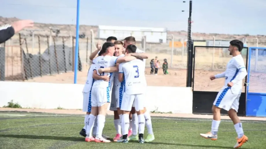 Rincón goleó a Estudiantes y arrasa en su zona