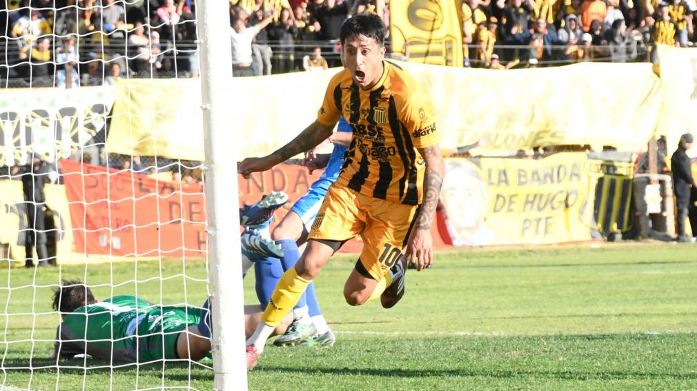 Mitre festejó en casa al derrotar a Gimnasia y Tiro con un doblete de Santiago Rosales