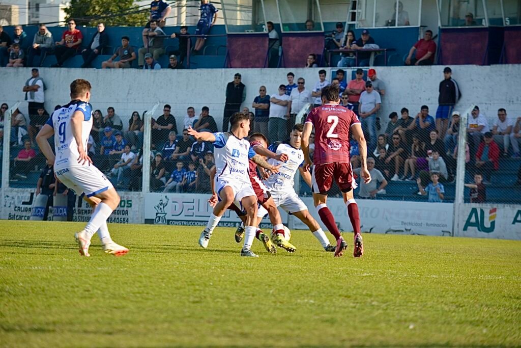 Frenético empate entre Atenas y Defensores