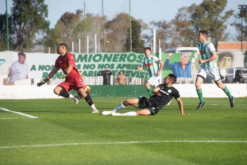 En una lluvia de goles, Kimberley tropezó ante Camioneros y se quedó sin semifinales