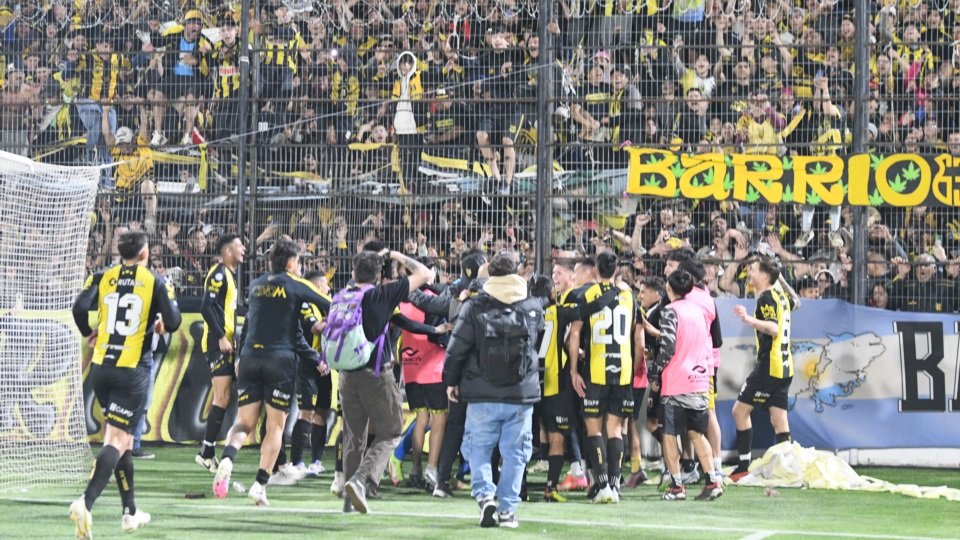 Escándalo en Madryn: tres rojas y triunfo aurinegro