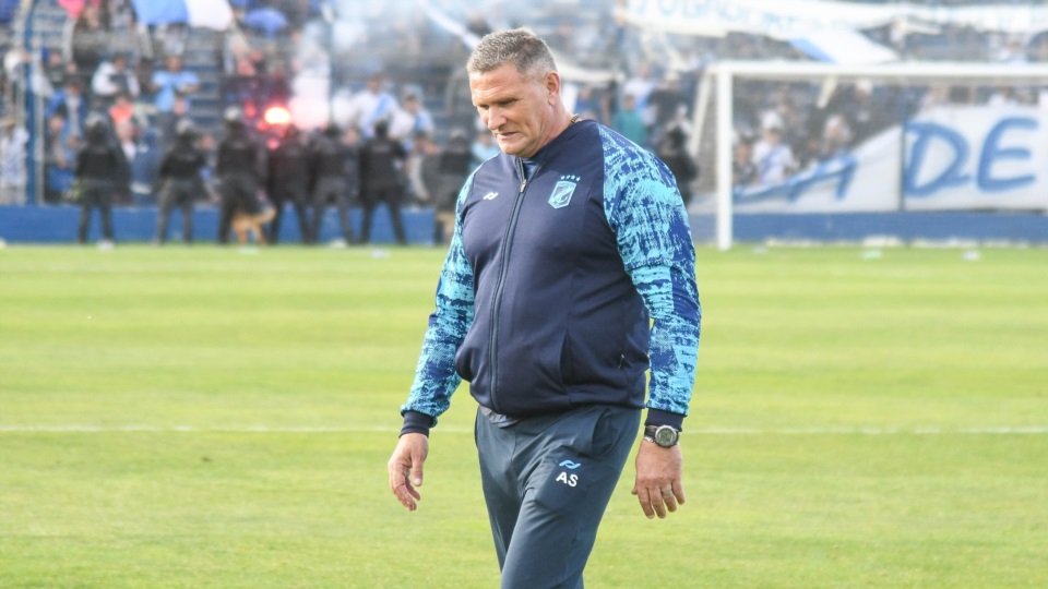 «Cacho» Sialle dejó de ser el DT de Brown a una semana del clásico