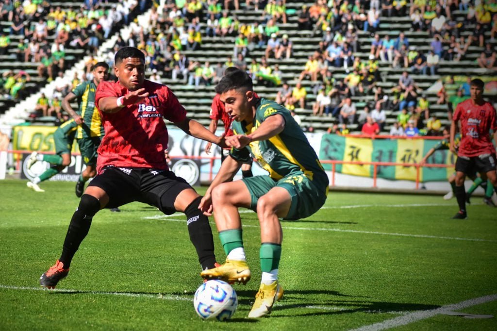 Aldosivi perdió en el Minella y no pudo ser líder