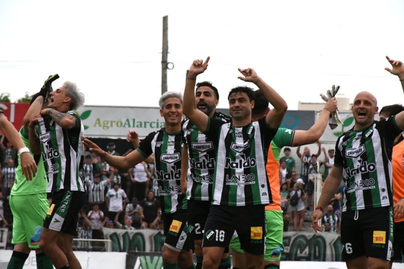 El Fortín Tricolor tumbó al Elefante Granate: Villa Mitre lo dio vuelta ante Defensores y está entre los ocho mejores