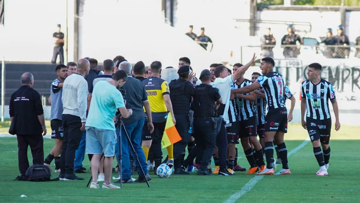 Clasificación y final caliente en Mendoza: Gimnasia avanzó de fase ante Estudiantes en un partido que terminó en escándalo