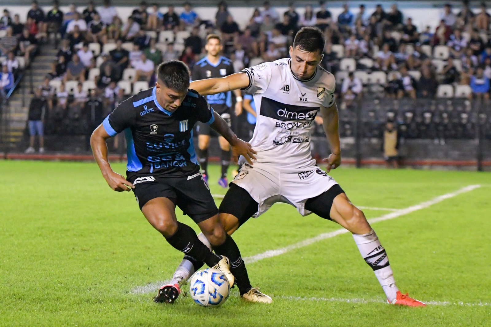 Racing de Córdoba fue goleado en Floresta por un All Boys que sumó su primer triunfo
