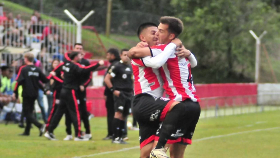Costa ganó con autoridad y ya da pelea
