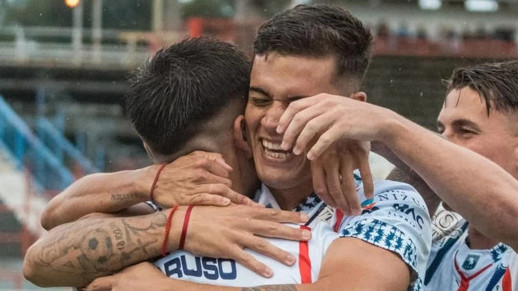 Bajo un diluvio torrencial, Alvarado sumó de a tres por primera vez en el año