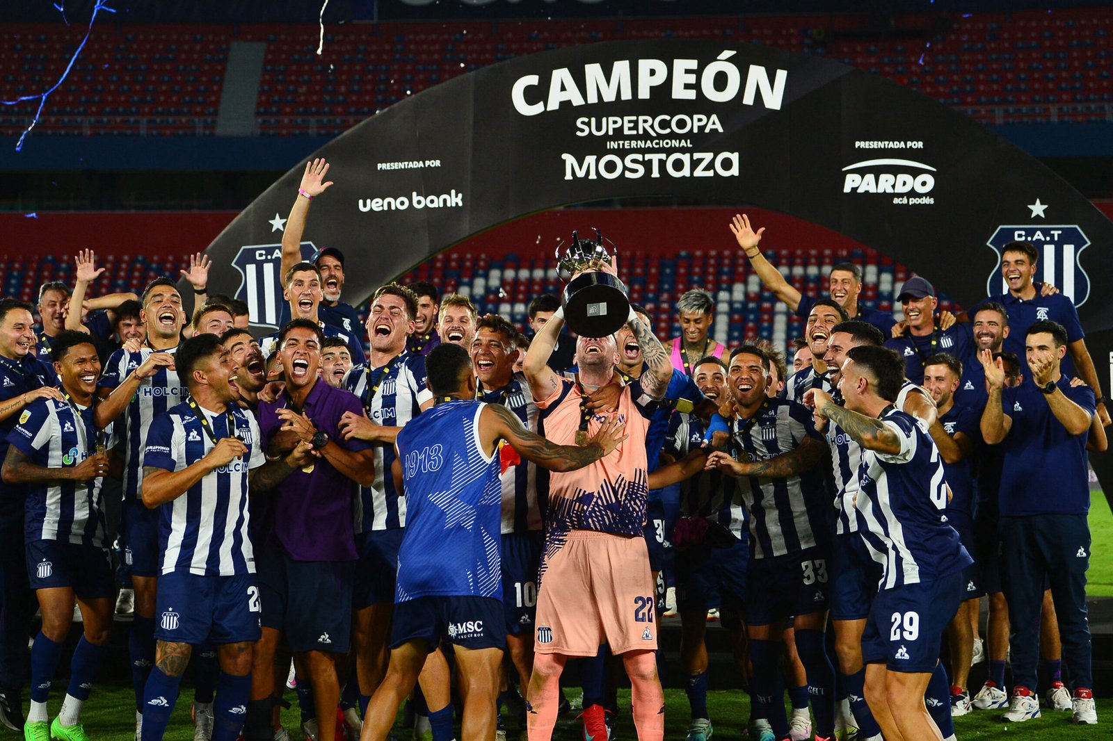 ¡Talleres campeón! Le ganó a River por penales y se consagró en la Supercopa Internacional