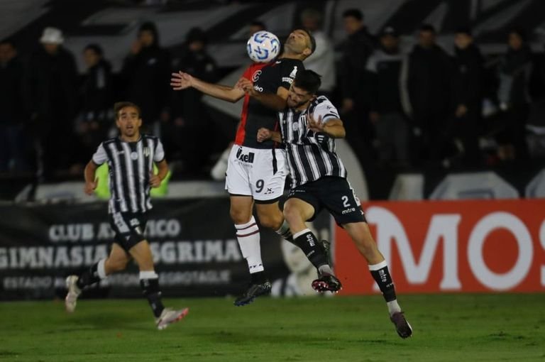 Gimnasia empató con Colón en Mendoza pero se subió a la cima de su zona en soledad