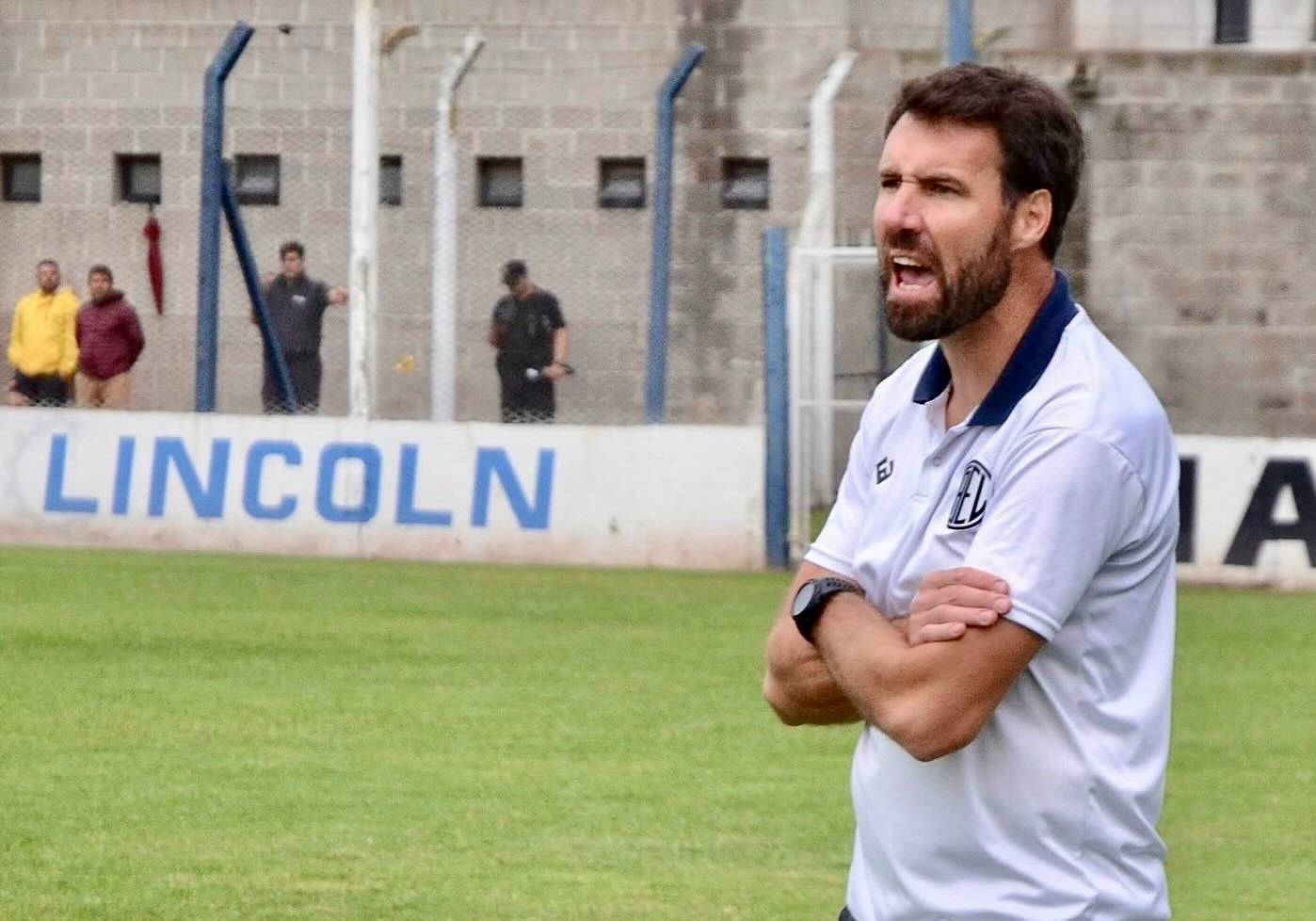 Maximiliano Antonelli dejó de ser el DT de El Linqueño