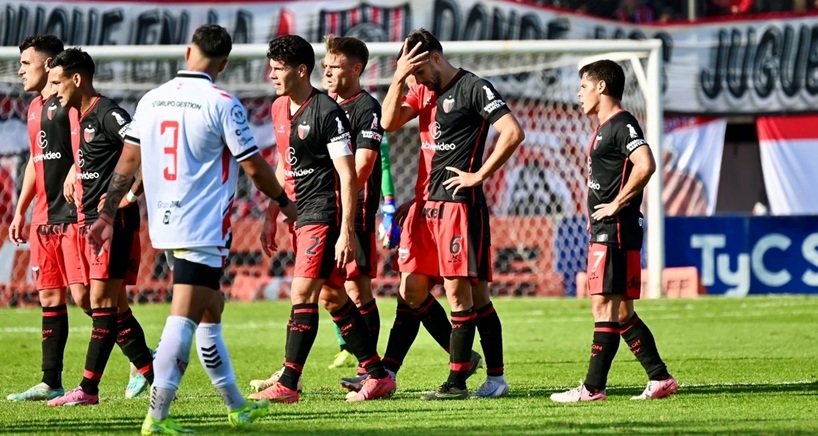 Colón cayó en su visita a Chacarita y despidió a Ariel Pereyra como DT