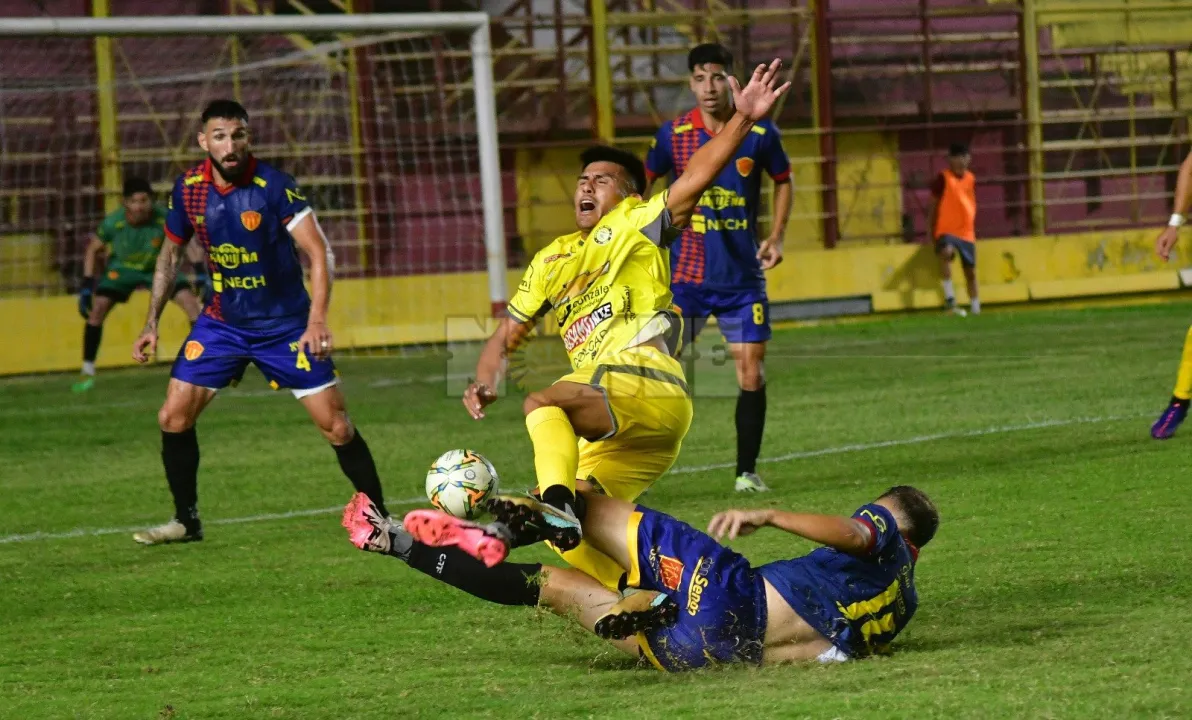 Sarmiento empató sin goles con Crucero en Resistencia y quedó último