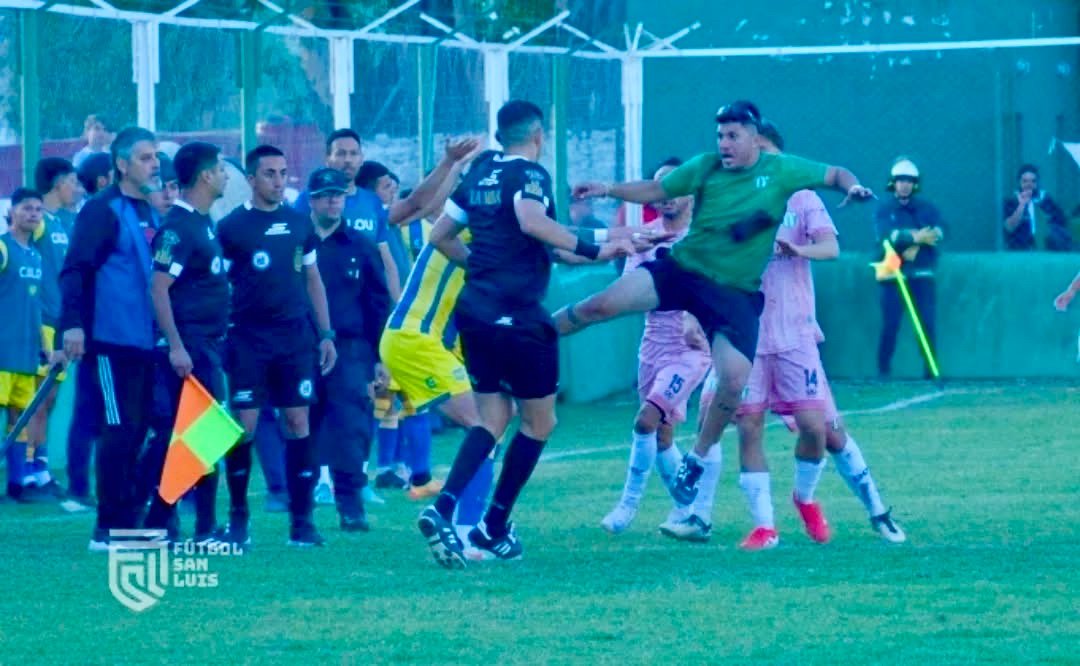 Estudiantes de San Luis le puso 5 años de derecho de admisión al hincha que ingresó a pegarle al árbitro José Diaz en el Clásico Puntano