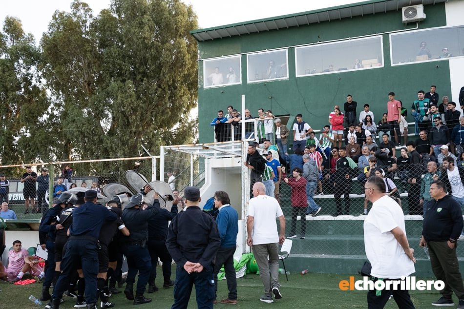 Clásico de San Luis suspendido: Barras de Estudiantes agredieron al árbitro, al equipo de Juventud y tiraron proyectiles