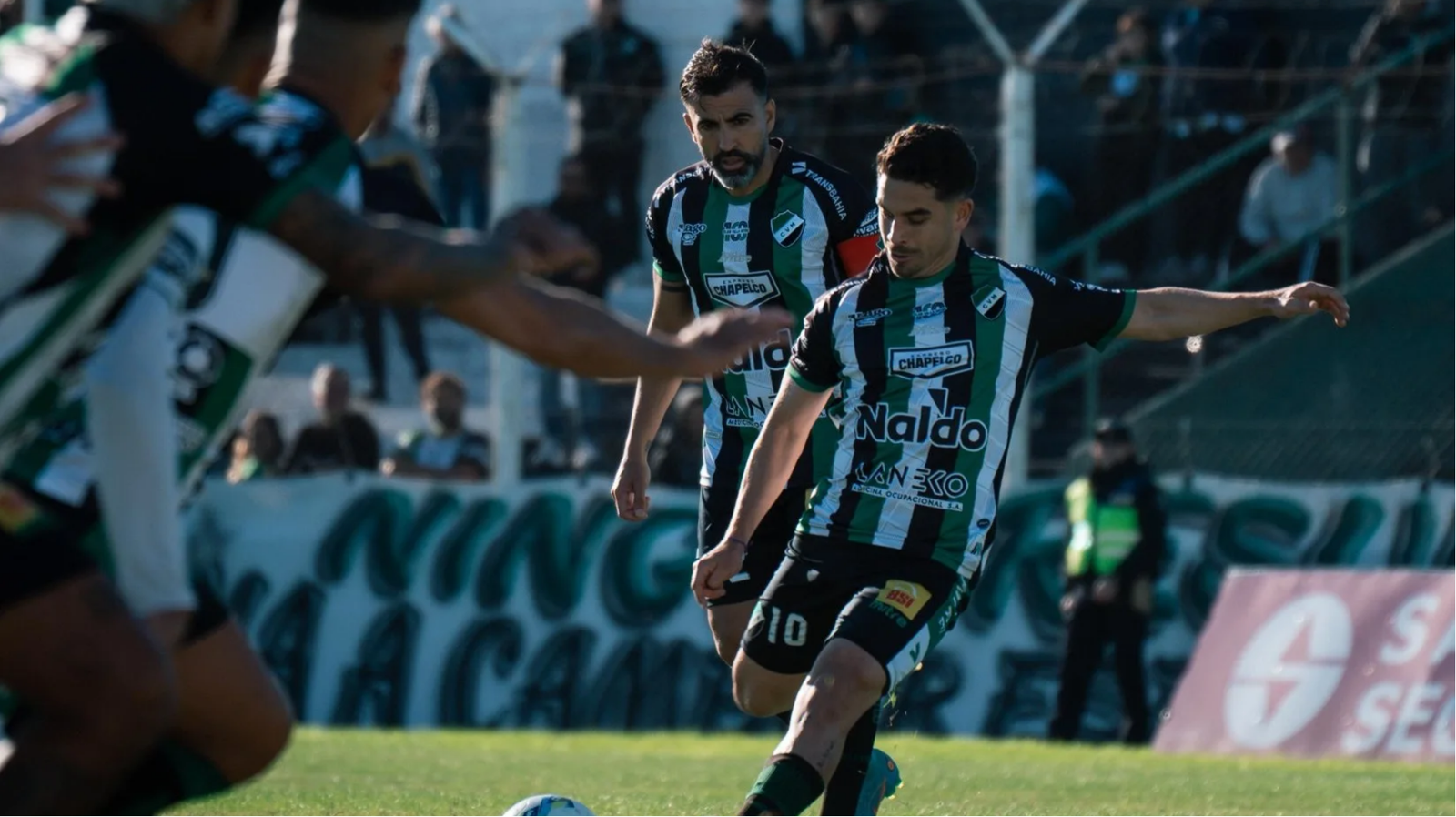 Goleada tricolor: Villa Mitre vapuleó a Santamarina y no pierde pisada