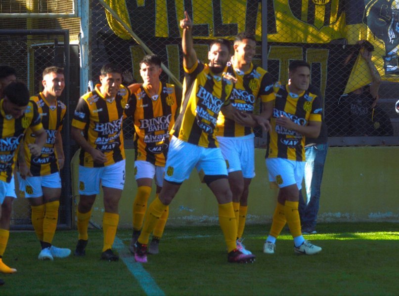 Goleada aurinegra: Olimpo aplastó a Brown en Bahía Blanca y trepó en la tabla