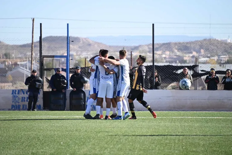 Deportivo Rincón le ganó a Santamarina y subió al podio de su grupo