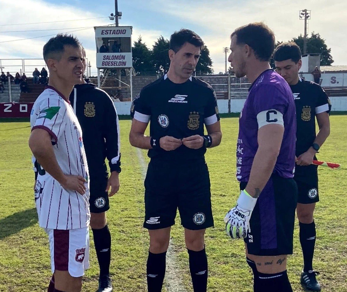 Defensores volvió a perder de local ante Sportivo Las Parejas y quedó último