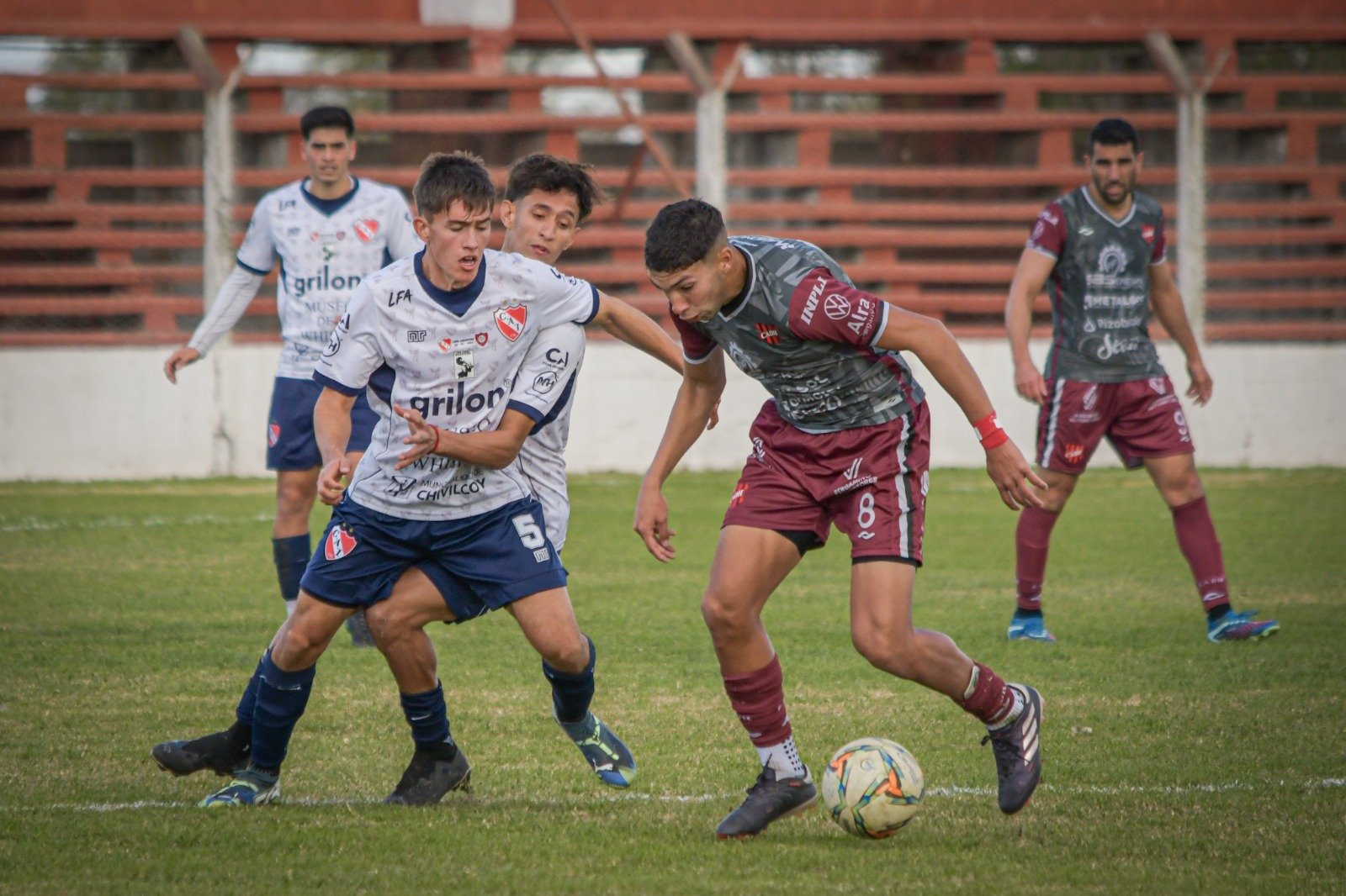 Douglas Haig rescató un punto frente a Independiente en Chivilcoy y sigue en la punta