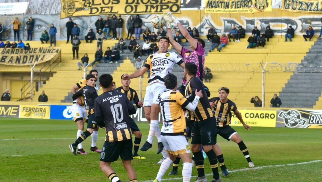 Olimpo no pudo sostener la ventaja y empató 1 a 1 ante Santamarina como local