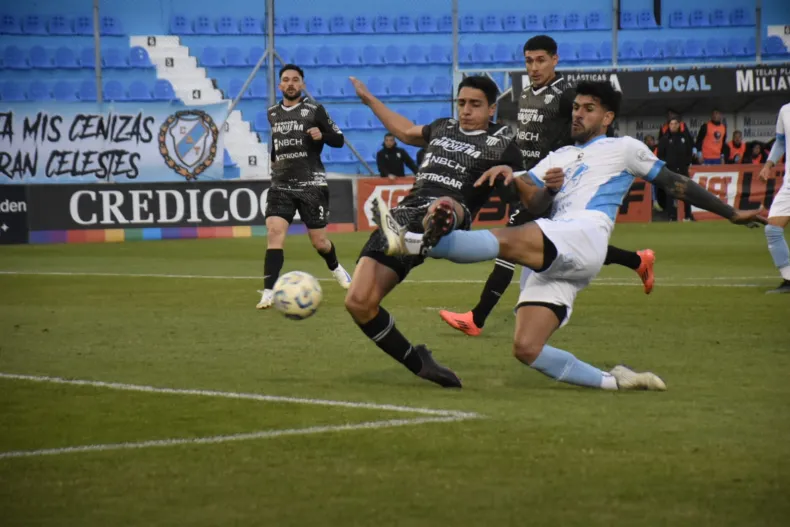 A For Ever se le escapó el triunfo en el final e igualó con Temperley