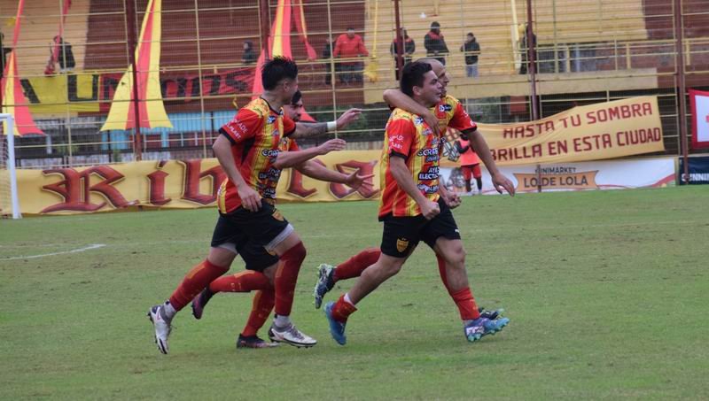 Boca Unidos celebró su cumpleaños a lo grande: goleó a Ben Hur, salió del descenso y es líder de la Reválida