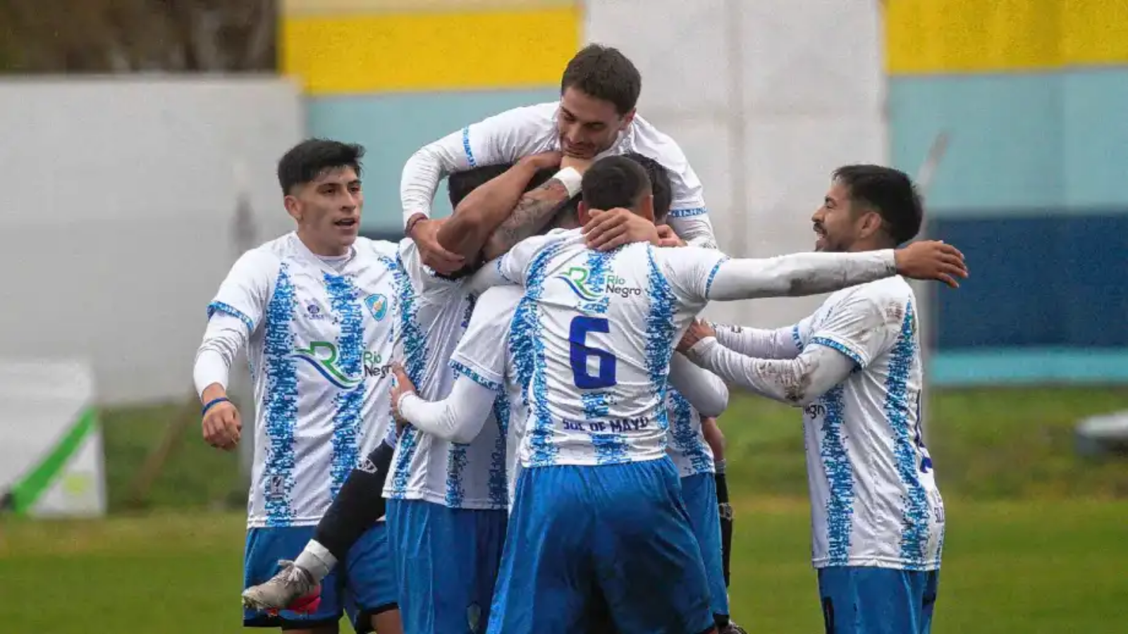 Sol de Mayo ganó y toma aire: venció a Huracán en Viedma en un partido con polémica