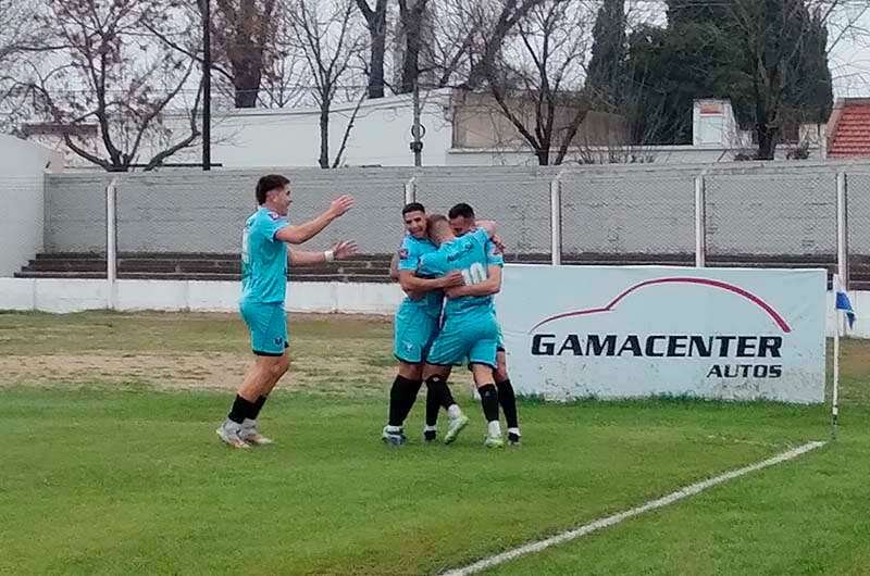 Goleó, gustó y cerró como líder