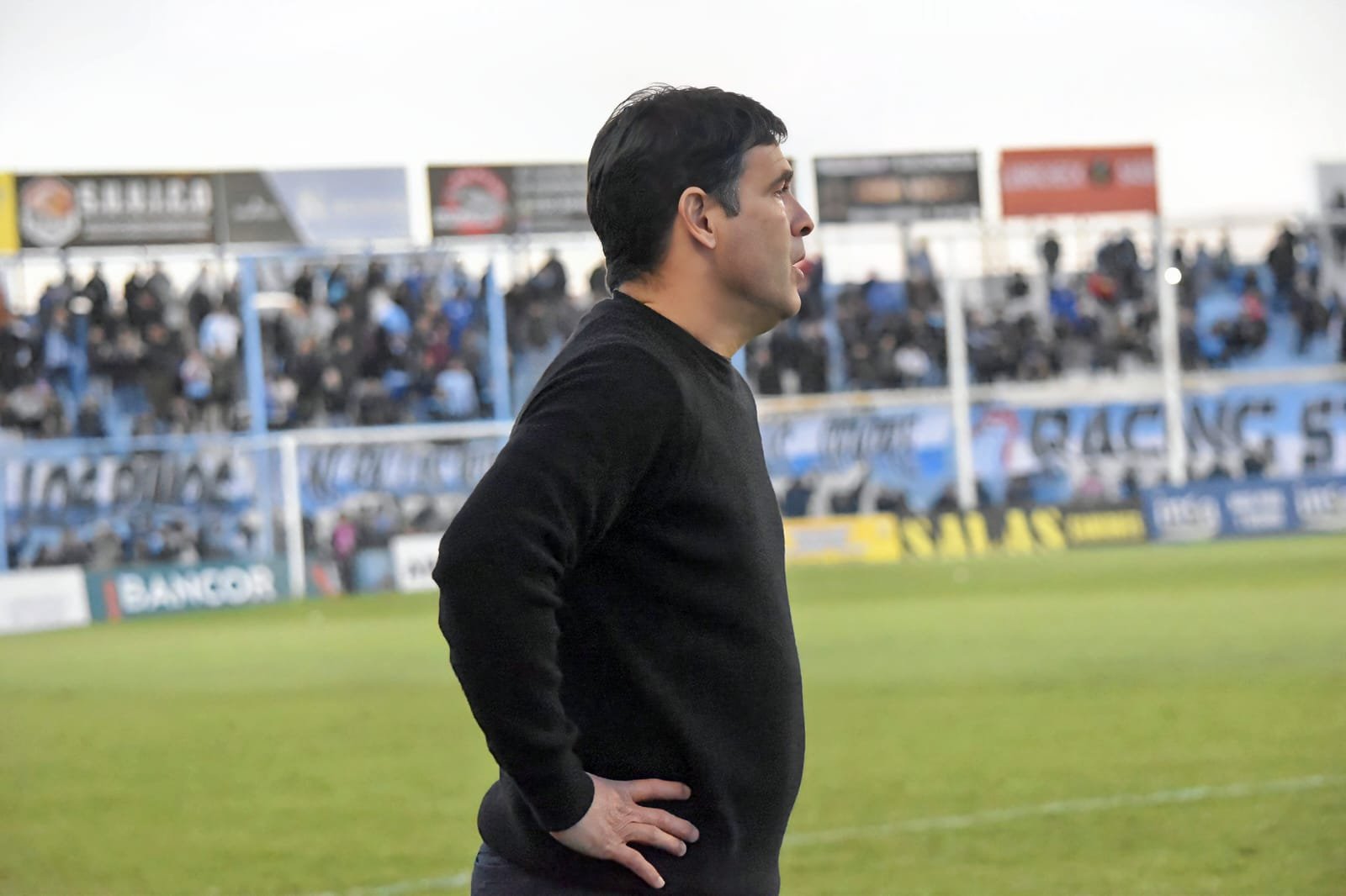 Diego Cochas se sienta en el banco del Papero
