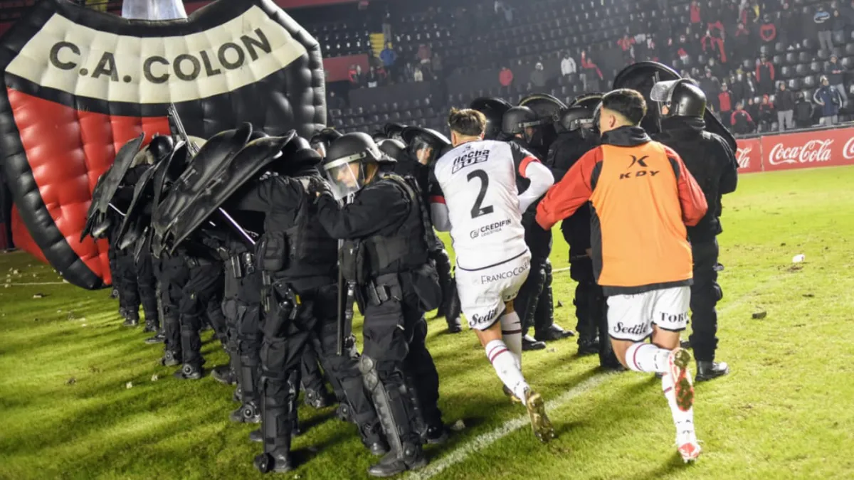 Caos Sabalero: Colón perdía con Mitre y fue suspendido por graves incidentes de sus hinchas