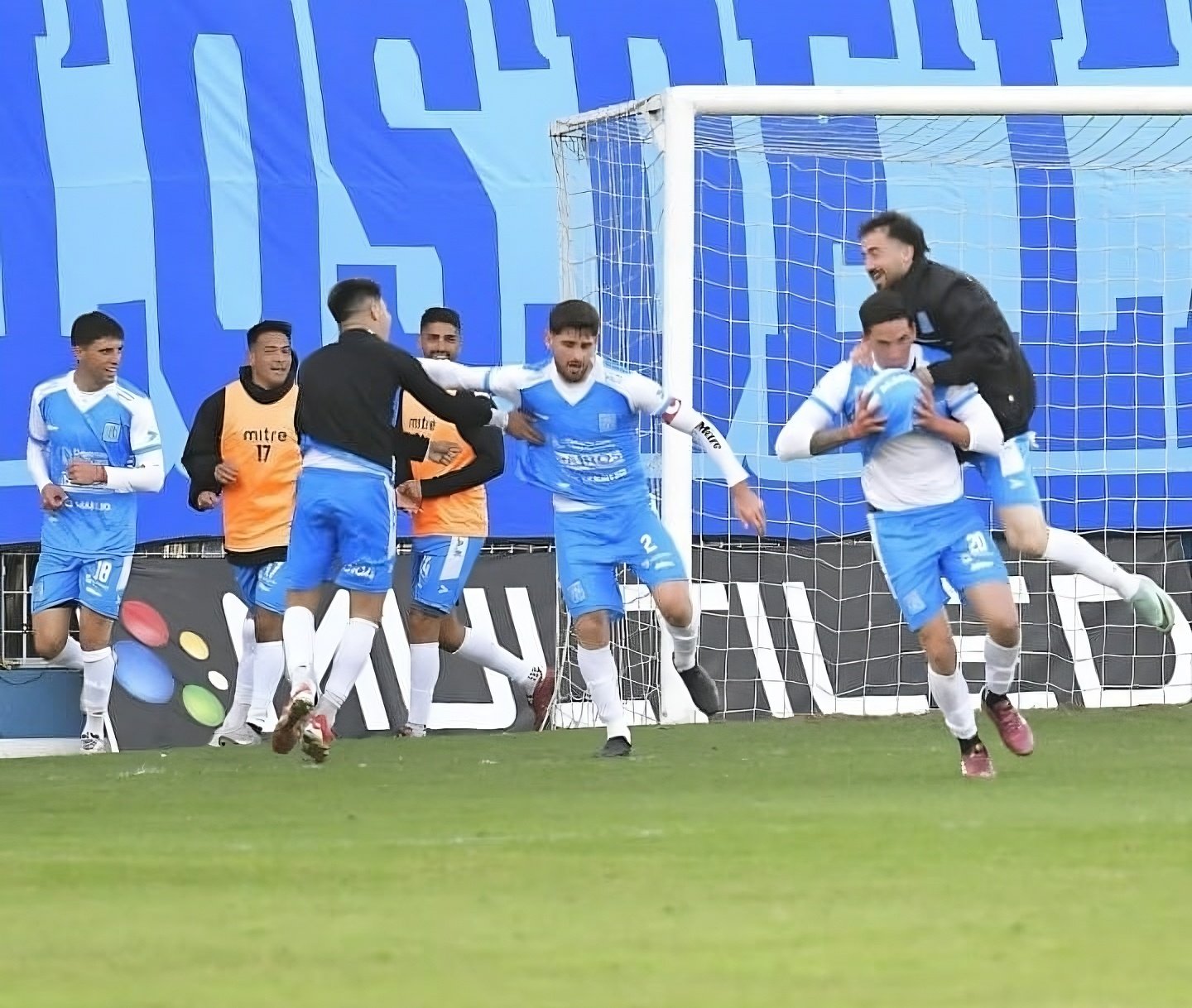 Estudiantes de Río Cuarto lo ganó en la última a Telmo y sigue prendido arriba
