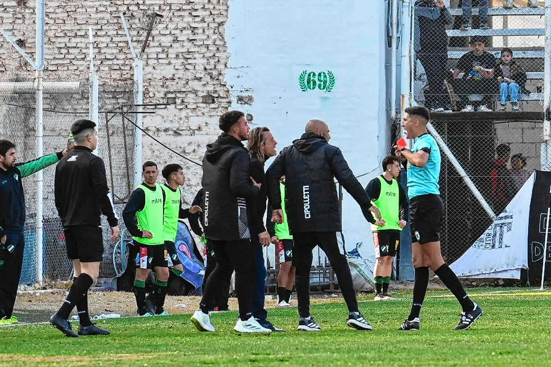 Cipolletti y Villa Mitre repartieron puntos en un partido caliente y un offside muy controversial