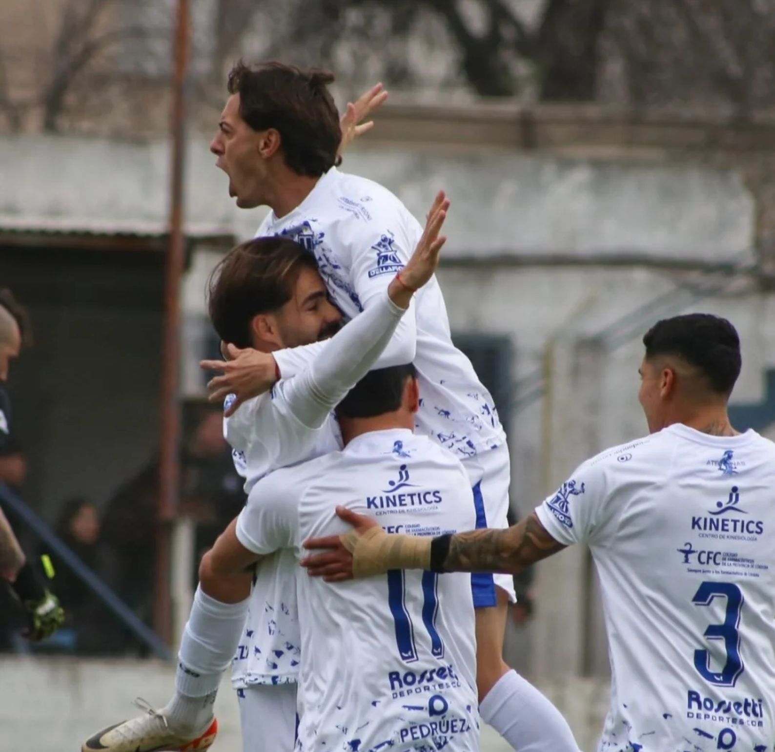 Atenas festejó en Río IV ante un Villa Mitre que volvió a perder