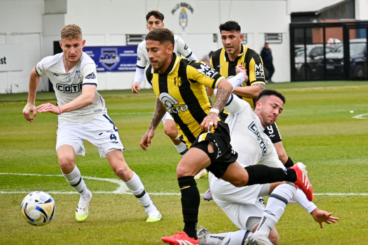 Deportivo Madryn se trajo un punto de su visita a Tristán Suárez y sigue como líder de su zona