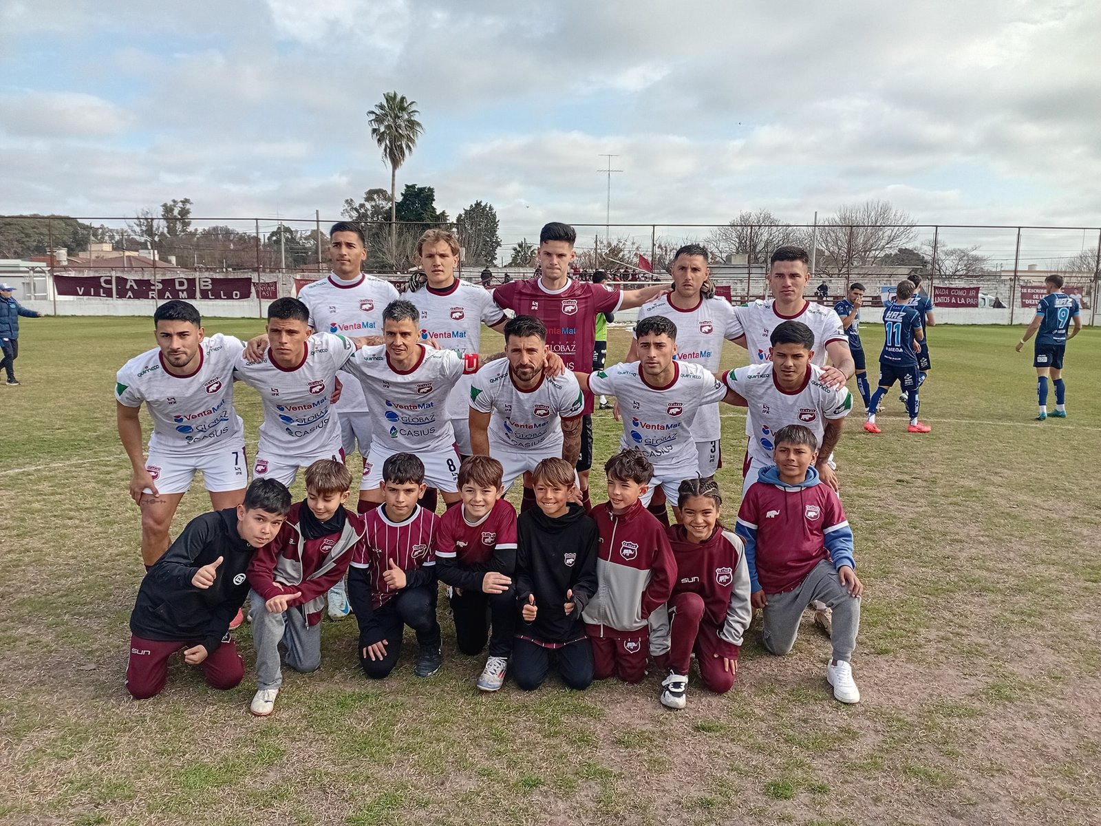 Empate agónico de Defensores en Villa Ramallo ante El Linqueño para seguir aún con vida