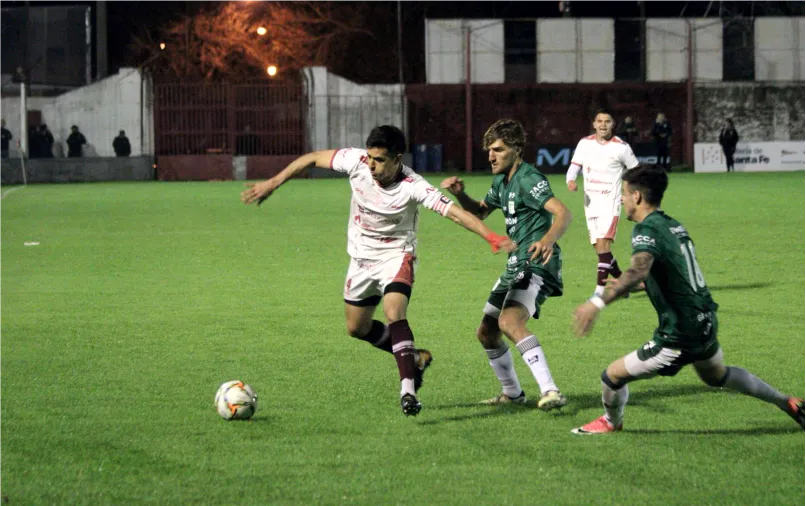 9 de Julio empató sin goles con Sportivo Belgrano en Rafaela y quedó obligado a ganar el clásico ante Atlético