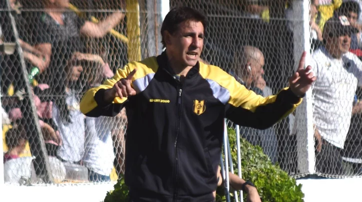 Jorge Izquierdo renunció como DT de Santamarina