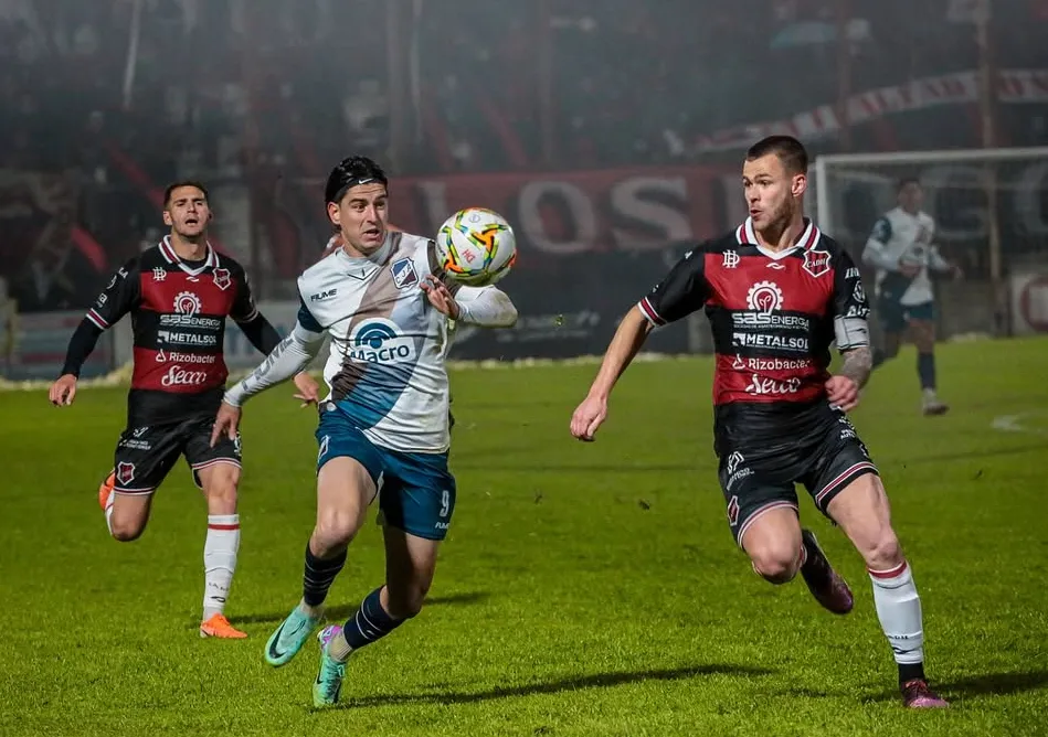 Douglas y Antoniana quedaron en cero en un deslucido empate