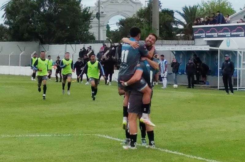 Las Águilas toman vuelo a la final: Bolívar goleó a Argentino de Monte Maíz y quedó a un paso de la gloria