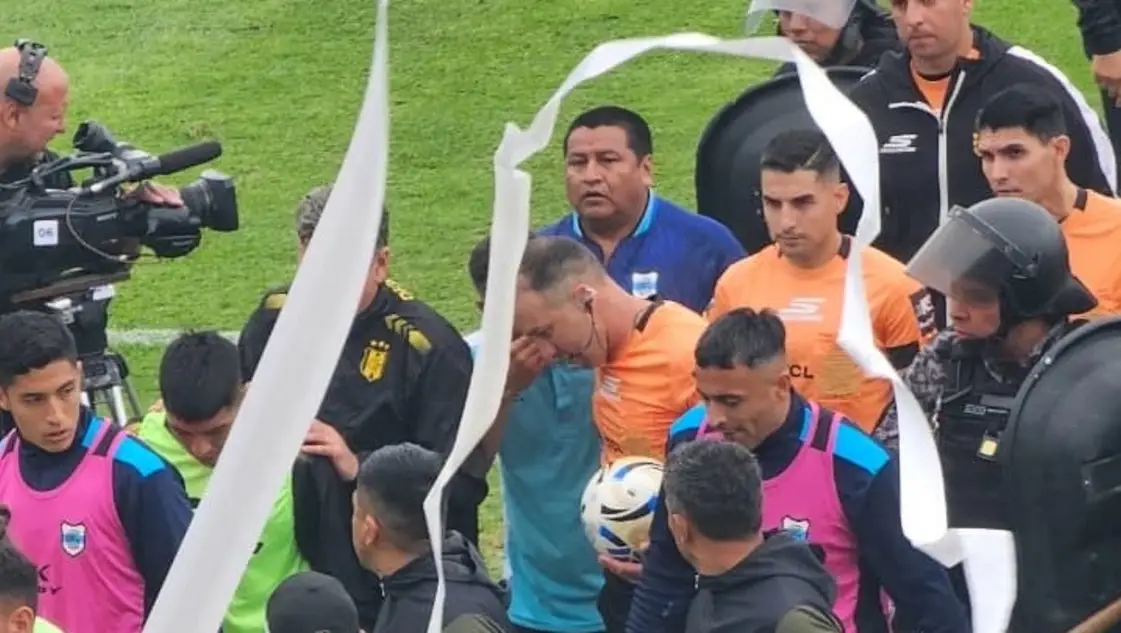 Escándalo en Jujuy: Gimnasia le ganaba a Madryn pero el juez Comesaña lo suspendió en el entretiempo por recibir «amenazas»