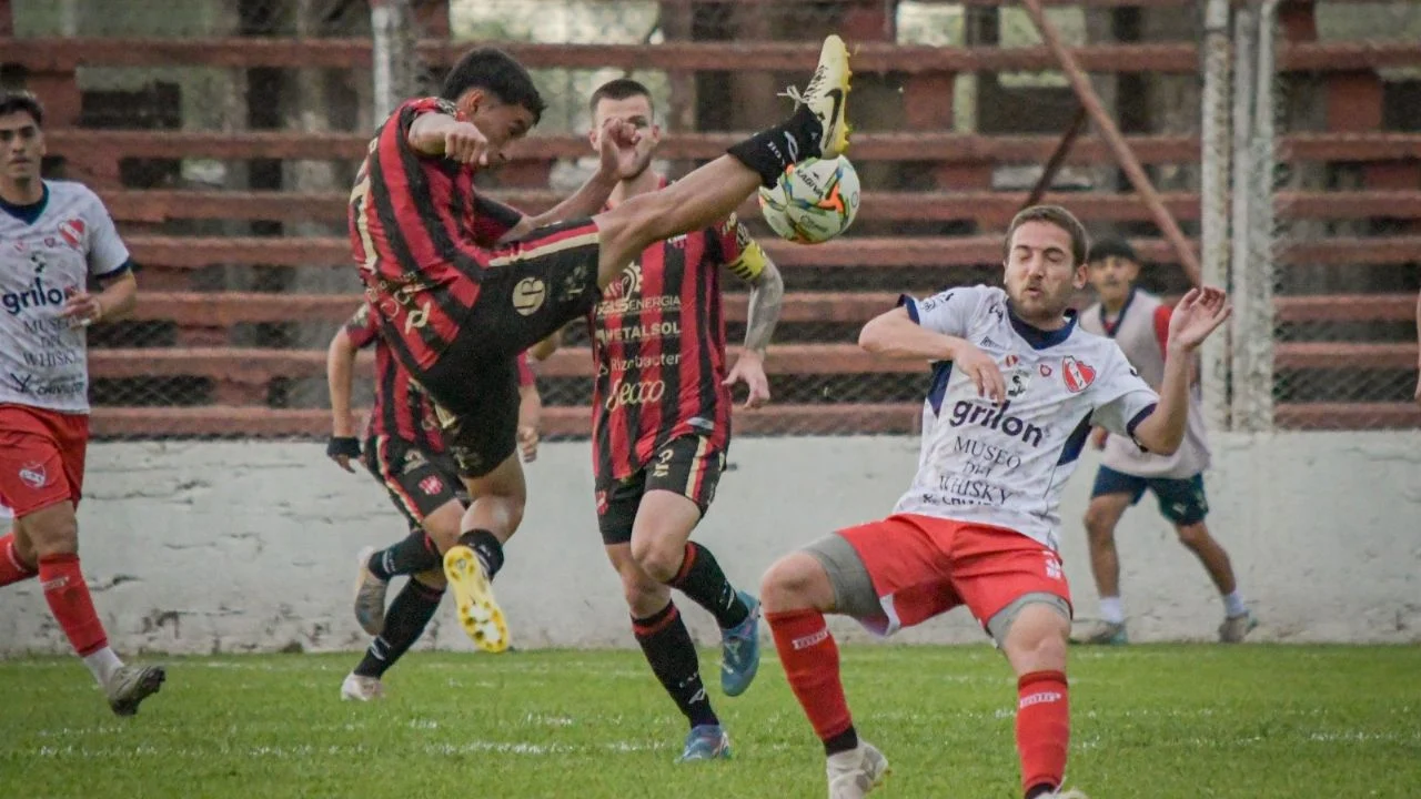 Sufrida clasificación Fogonera: Douglas perdió ante Independiente en Chivilcoy pero pasó de fase