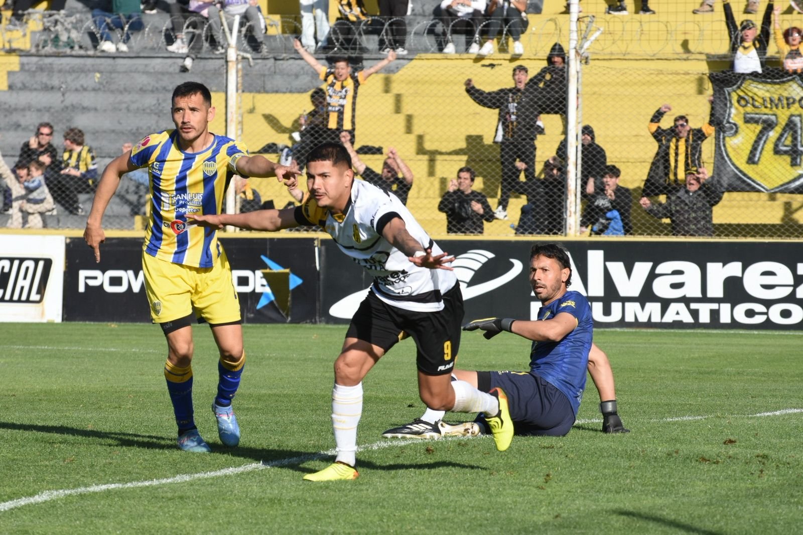 Nadie se baja del sueño aurinegro: Olimpo ganó en casa y está en octavos de final