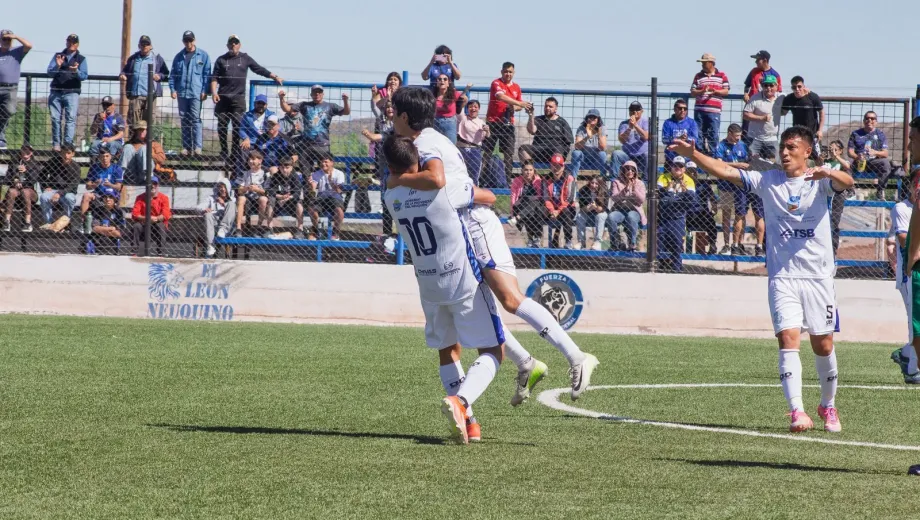 Rincón se floreó ante Las Parejas para dar vuelta la serie y sigue con su sueño de ascenso