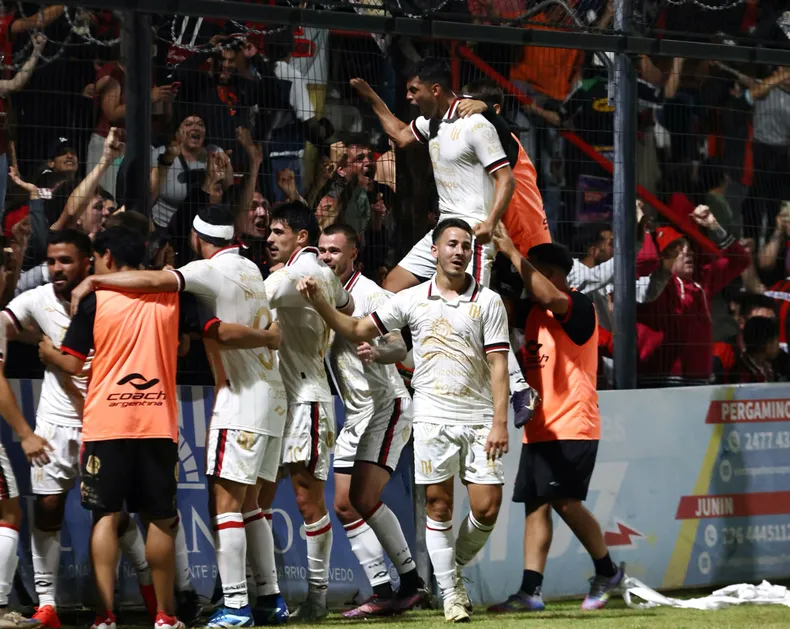 Fiesta fogonera: Douglas aplastó a Olimpo y está con un pie en semifinales