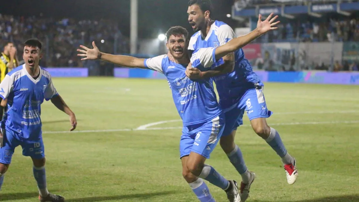 A un paso de Primera: Estudiantes venció a Deportivo Madryn en Río Cuartio y viaja con ventaja
