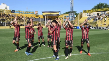 Douglas ganó en el Carminatti frente a un Olimpo alicaído y selló su clasificación