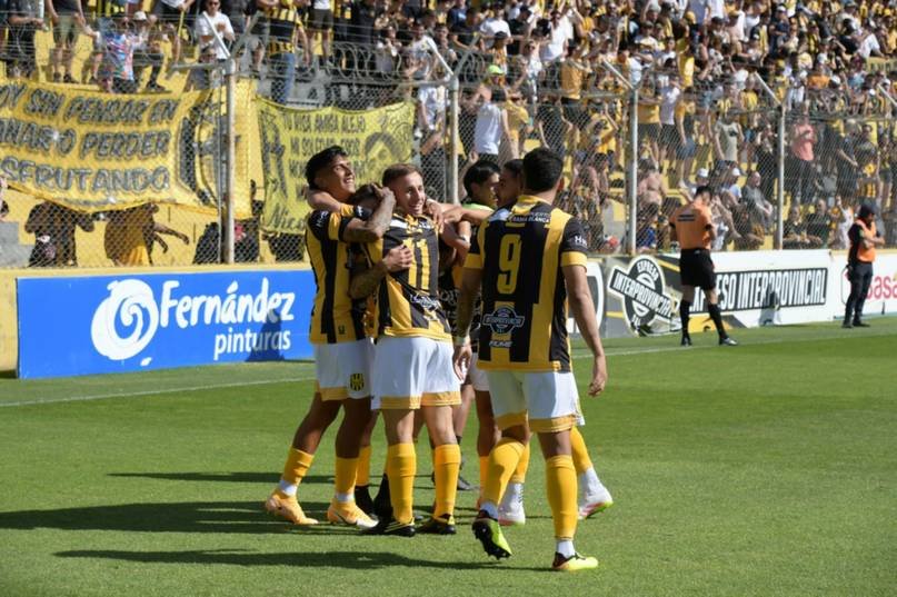 El Aurinegro va: Olimpo venció a Kimberley en Bahía Blanca y mantiene vivo su sueño de ascenso