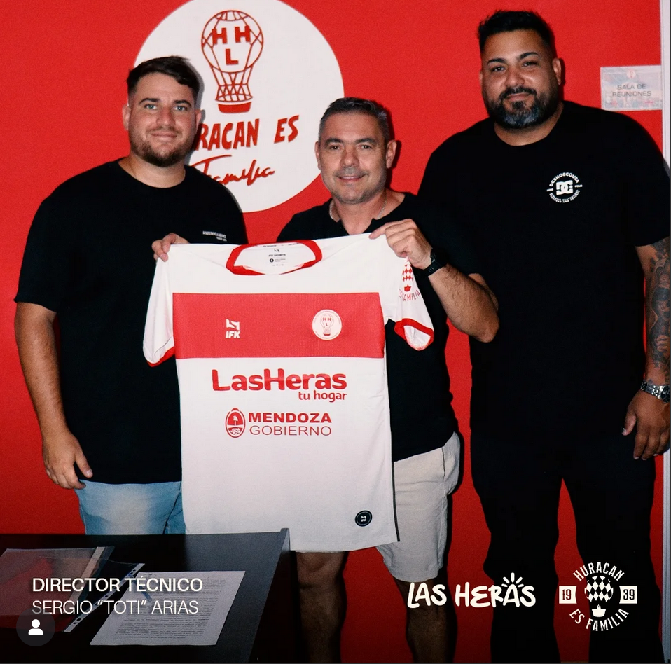 El Globo tiene DT: Sergio «Toti» Arias se presentó como técnico de Huracán Las Heras