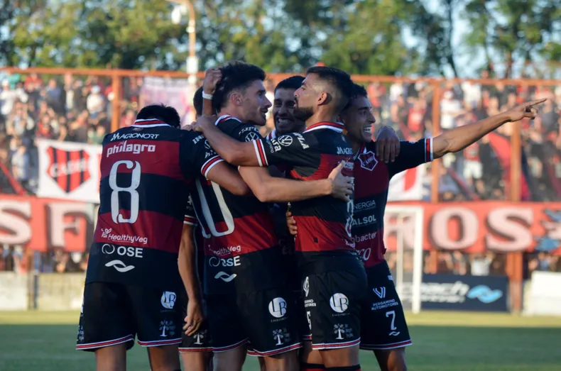 Póker de triunfos del líder Rojinegro: Douglas Haig venció a El Linqueño y mantiene el puntaje perfecto
